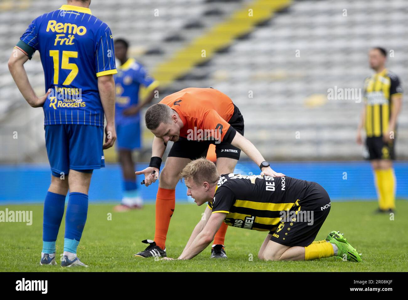 Lier, Belgique. 07th mai 2023. Arbitre Bert Put et Guillaume de Schryver de Lierse photographiés lors d'un match de football entre Lierse Kemenzonen et SK Beveren, dimanche 07 mai 2023 à Lier, le 9 (sur 10) des éliminatoires de promotion de la 2022-2023 'Challenger Pro League' 1B deuxième division du championnat belge. BELGA PHOTO KRISTOF VAN ACCOM crédit: Belga News Agency/Alay Live News Banque D'Images