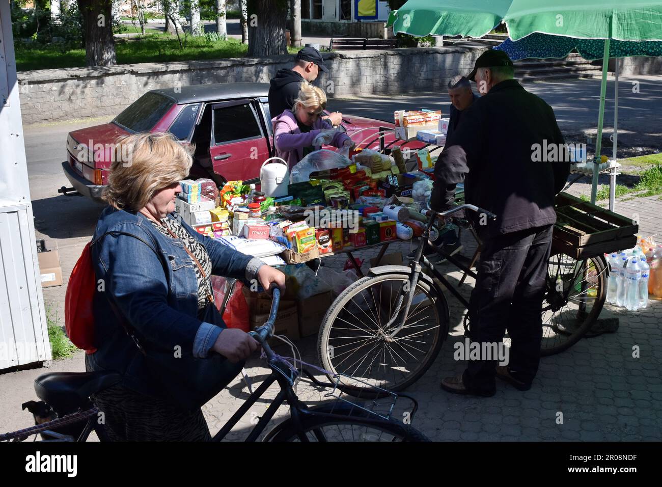 Orikhiv, Ukraine. 06th mai 2023. Les résidents locaux sont vus dans le marché le matin dans le centre d'Orikhiv. Selon le maire de Melitopol Ivan Fedorov, les forces russes bombardant régulièrement l'oblast de Zaporizhzia et ont augmenté le nombre de troupes dans la région. Selon des sources russes, Zaporizhzhia Oblast est l'une des zones probables de la contre-offensive ukrainienne tant attendue. Crédit : SOPA Images Limited/Alamy Live News Banque D'Images