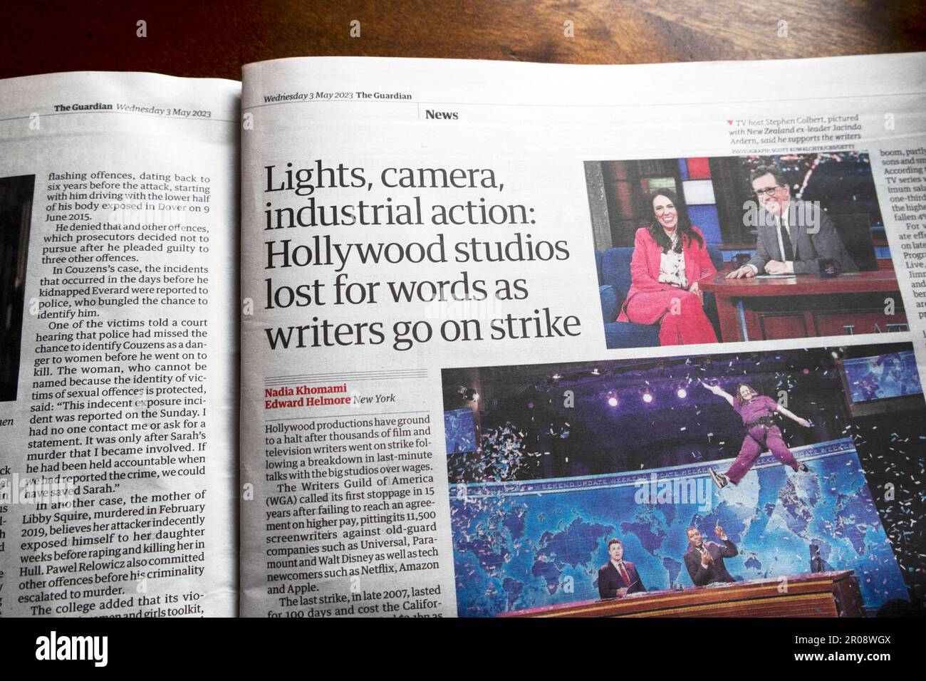 "Lumières, caméra, action industrielle: Hollywood studios perdu pour des mots alors que les écrivains vont en grève" titre du journal Guardian 3 mai 2023 Londres UK Banque D'Images