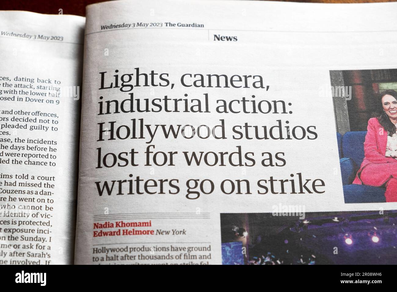 "Lumières, caméra, action industrielle: Hollywood studios perdu pour des mots alors que les écrivains vont en grève" titre du journal Guardian 3 mai 2023 Londres UK Banque D'Images