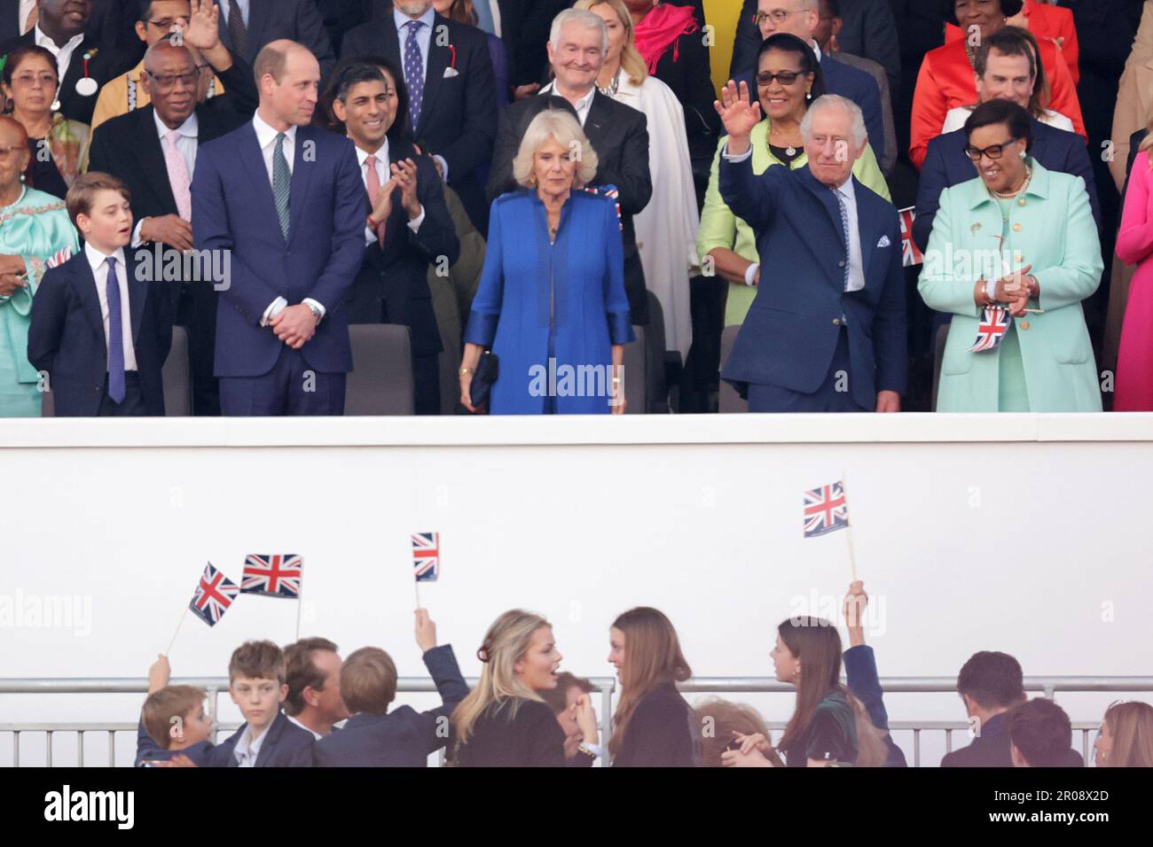 Le Prince George, le Prince de Galles, le Premier ministre Rishi Sunak, la Reine Camilla, le Roi Charles III et la Baronne Scotland ont assisté au concert de Coronation qui a eu lieu dans les jardins du château de Windsor, dans le Berkshire, pour célébrer le couronnement du Roi Charles III et de la Reine Camilla. Date de la photo: Dimanche 7 mai 2023. Banque D'Images