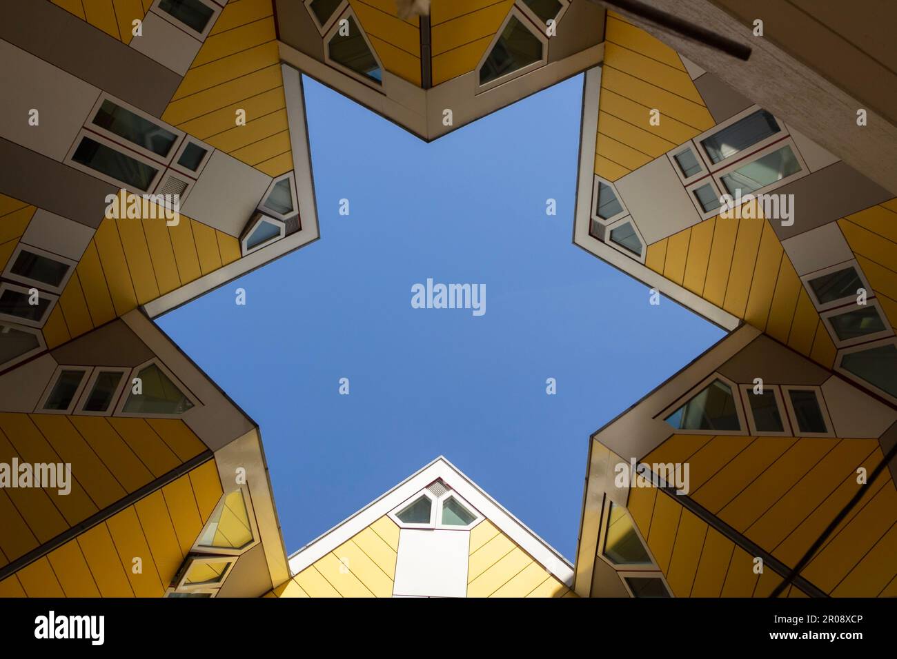 Rotterdam, NL : les maisons cubiques, connues sous le nom de Kubuswoningen, sur la rue Overbaak forment une étoile à six branches contre un ciel bleu. Banque D'Images