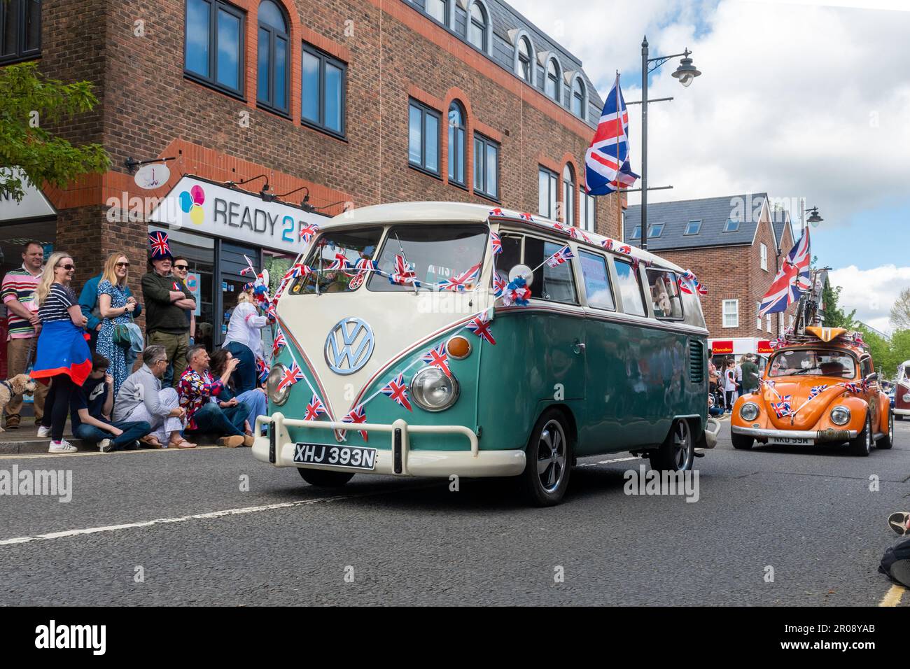 7 mai 2023. Fleet, Hampshire, Angleterre, Royaume-Uni. Le long week-end des festivités pour le couronnement du roi Charles III et de la reine Camilla a continué avec une procession de voitures classiques et de supervoitures le long de Fleet Road. Cette cérémonie a été suivie d'une parade du Couronnement impliquant des bandes de marche et des organismes communautaires. C'était un après-midi ensoleillé pour l'événement populaire, qui a attiré beaucoup de gens à observer et célébrer l'occasion royale. Banque D'Images