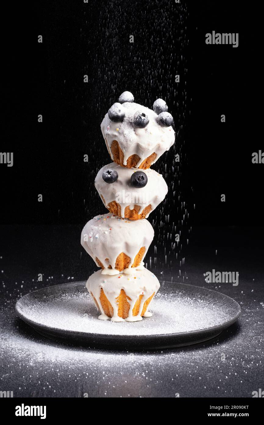 Pile de muffins gros plan, fond noir. Banque D'Images