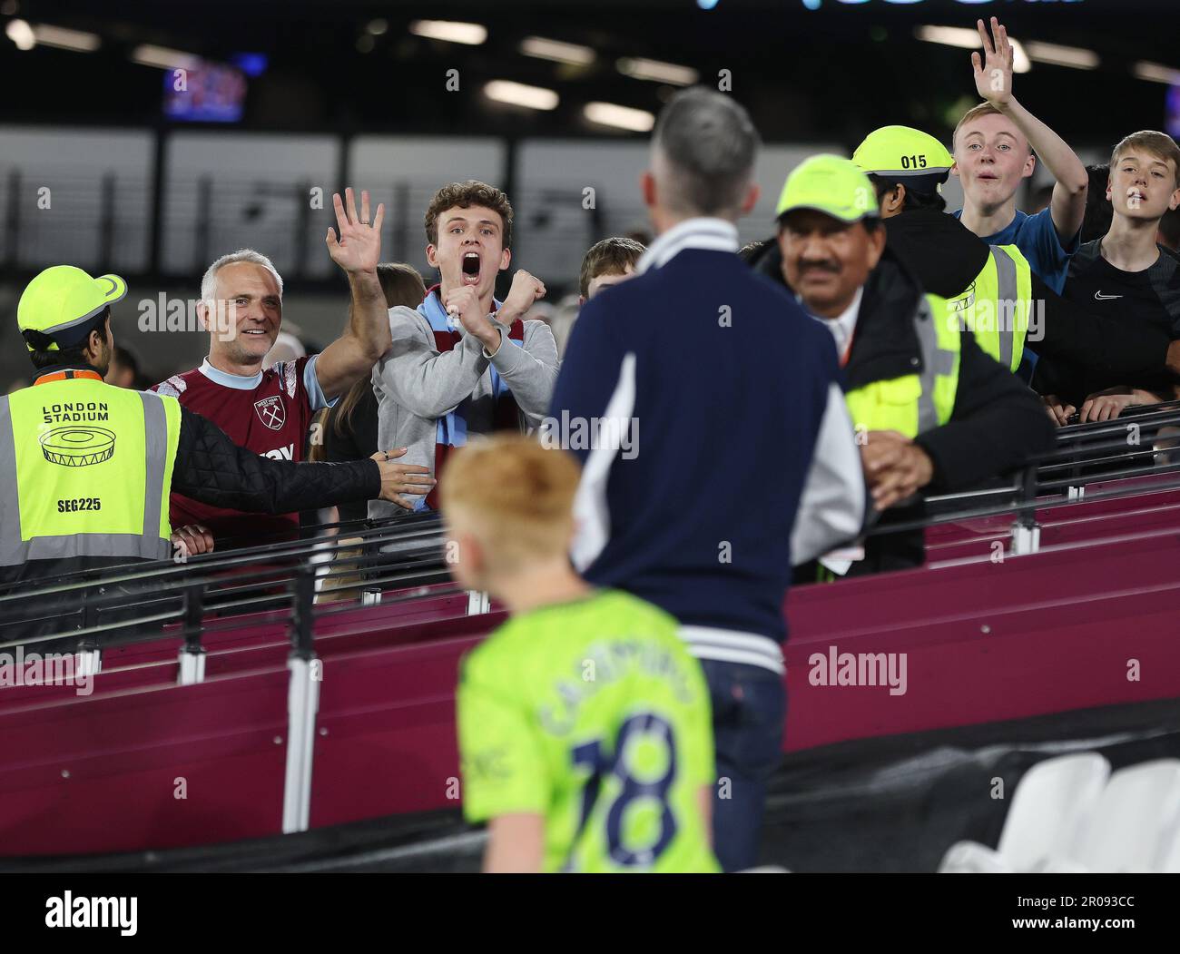 Londres, Royaume-Uni. 7th mai 2023. Les fans de West Ham united se tournent vers les fans de Manchester United lors du match de la Premier League au London Stadium, Londres. Crédit photo à lire: Paul Terry/Sportimage crédit: Sportimage Ltd/Alay Live News Banque D'Images