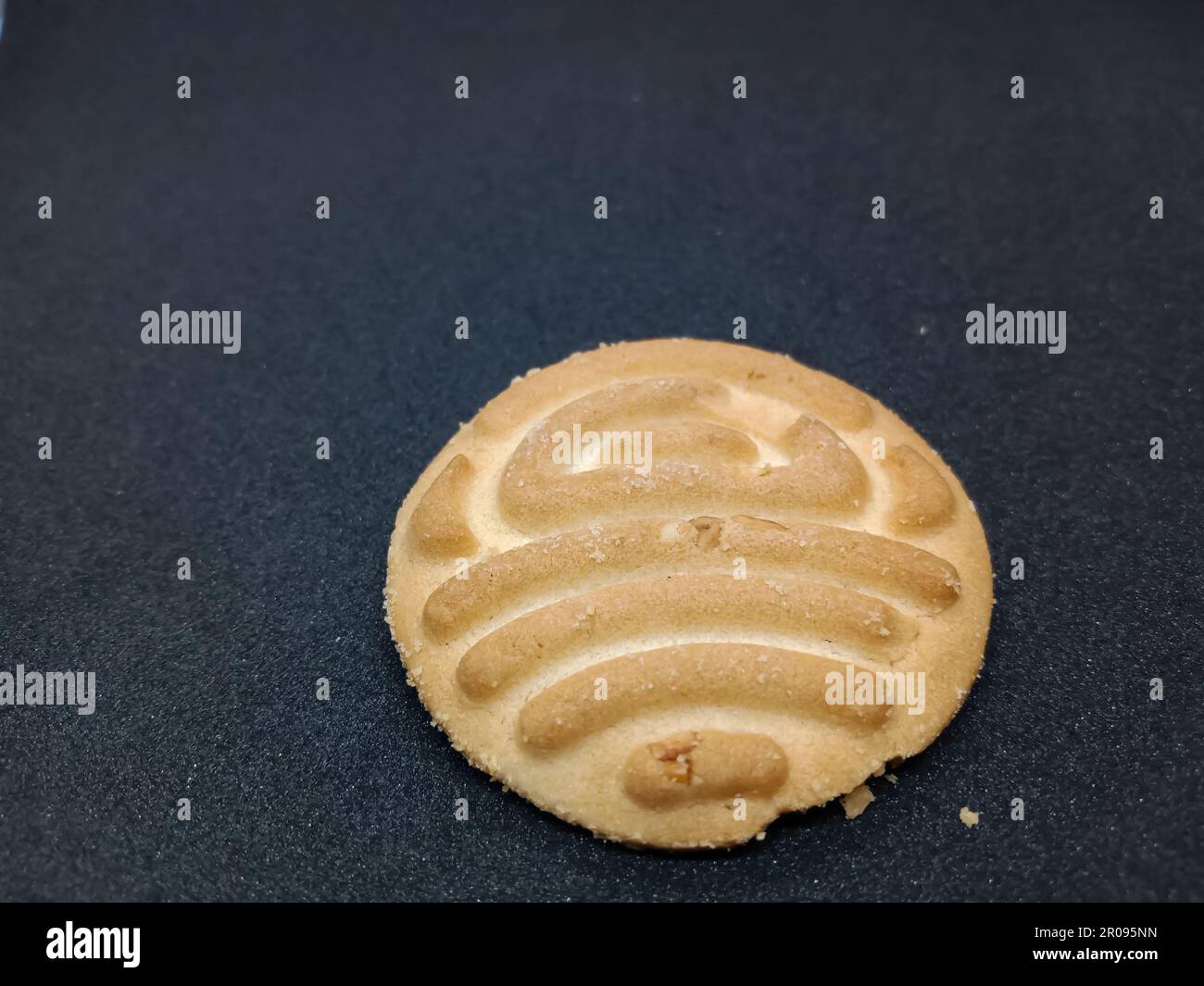 Biscuits indiens de forme ronde sur fond noir populairement connu sous le nom de Chai-biscuit en Inde Banque D'Images