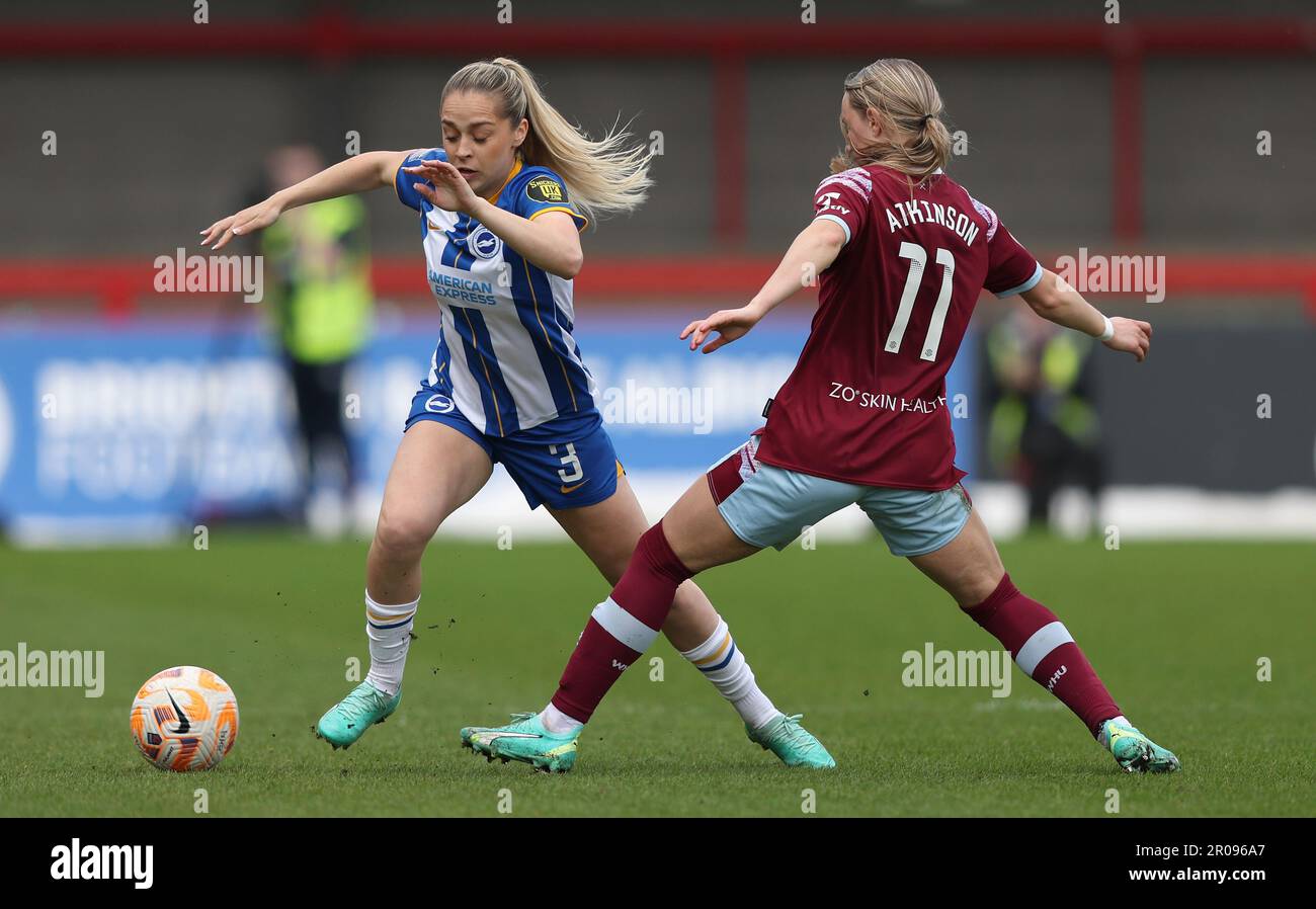 Crawley, Royaume-Uni. 7th mai 2023. Poppy Pattinson de Brighton et Izzy Atkinson de West Ham lors du match de la Super League pour femmes Barclays entre Brighton & Hove Albion et West Ham United au Broadfield Stadium de Crawley. Credit: James Boardman / Alamy Live News Banque D'Images