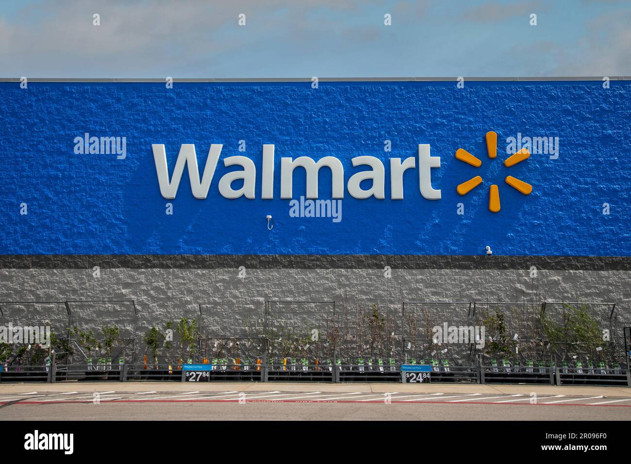 Atchison, Kansas. Le logo de la boutique Walmart avec les produits de jardinage à vendre. Banque D'Images
