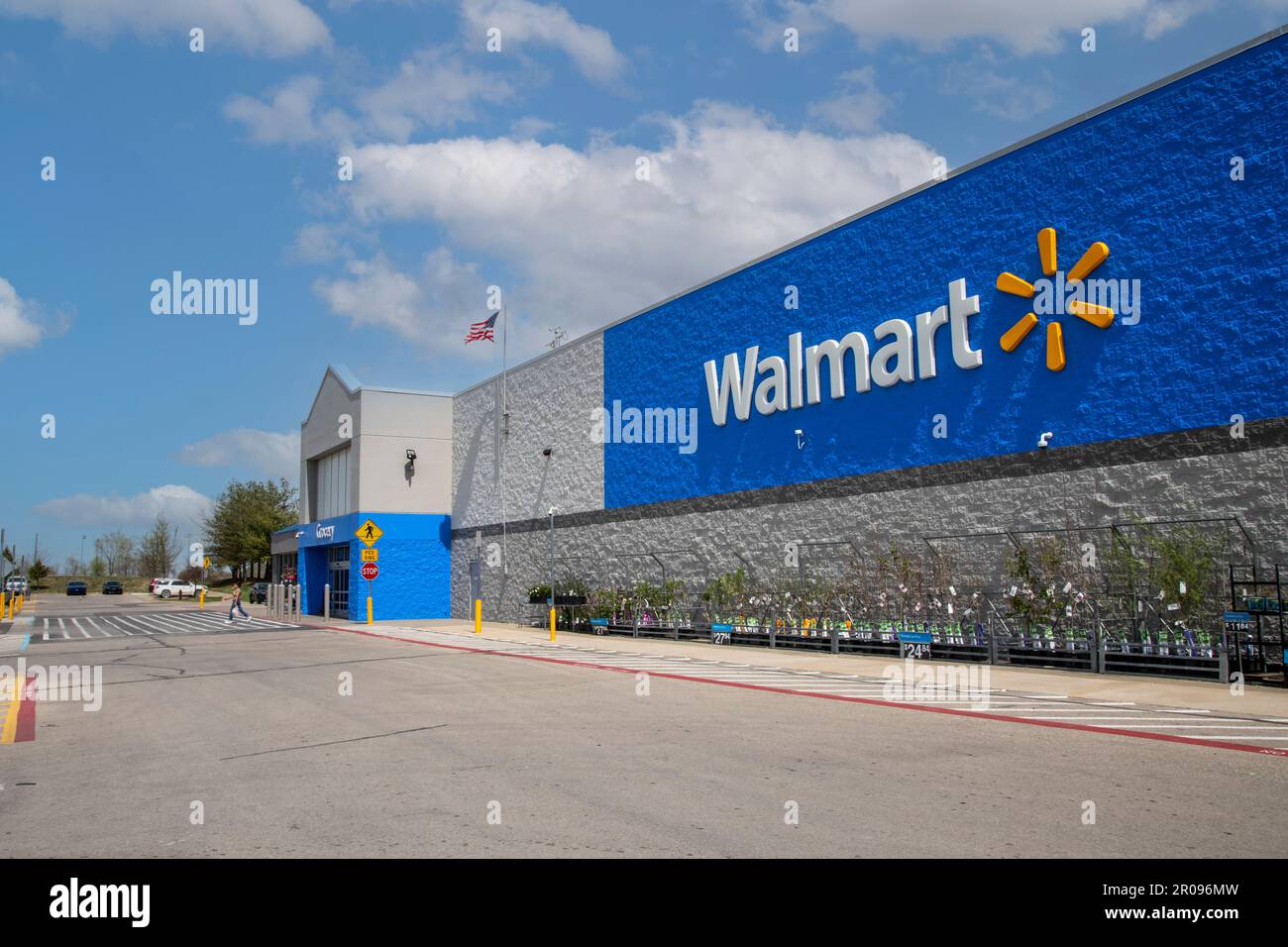 Atchison, Kansas. Le logo de la boutique Walmart avec les produits de jardinage à vendre. Banque D'Images