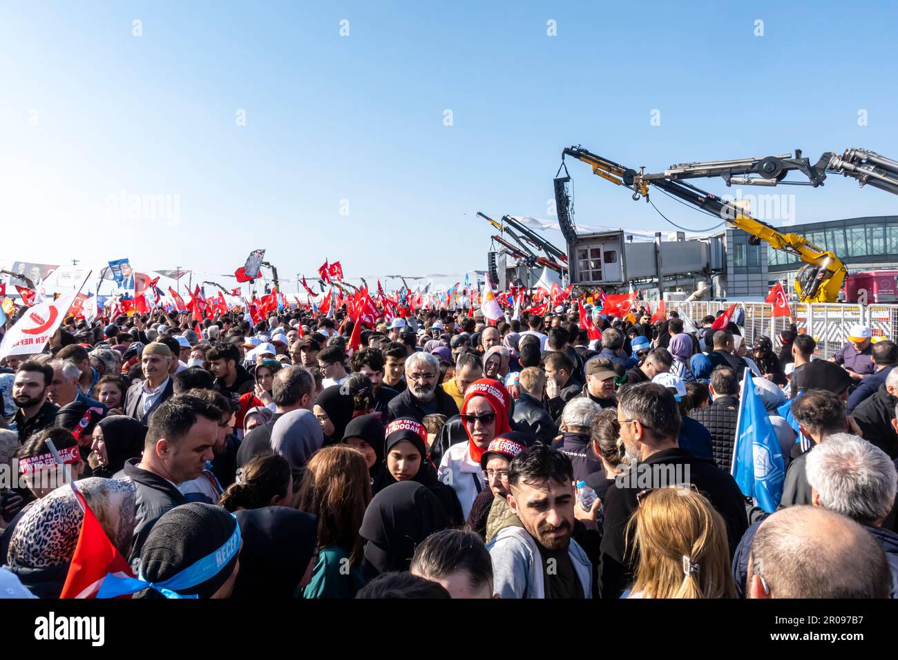 Élections en Turquie. Rassemblement Erdogan à Istanbul. La foule s'est rassemblée pour soutenir la campagne électorale du président Erdogan avant les élections présidentielles turques Banque D'Images