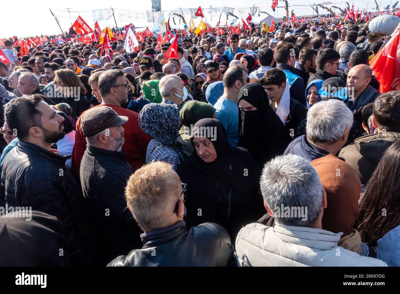 Élections en Turquie. Rassemblement Erdogan à Istanbul. La foule s'est rassemblée pour soutenir la campagne électorale du président Erdogan avant les élections présidentielles turques Banque D'Images