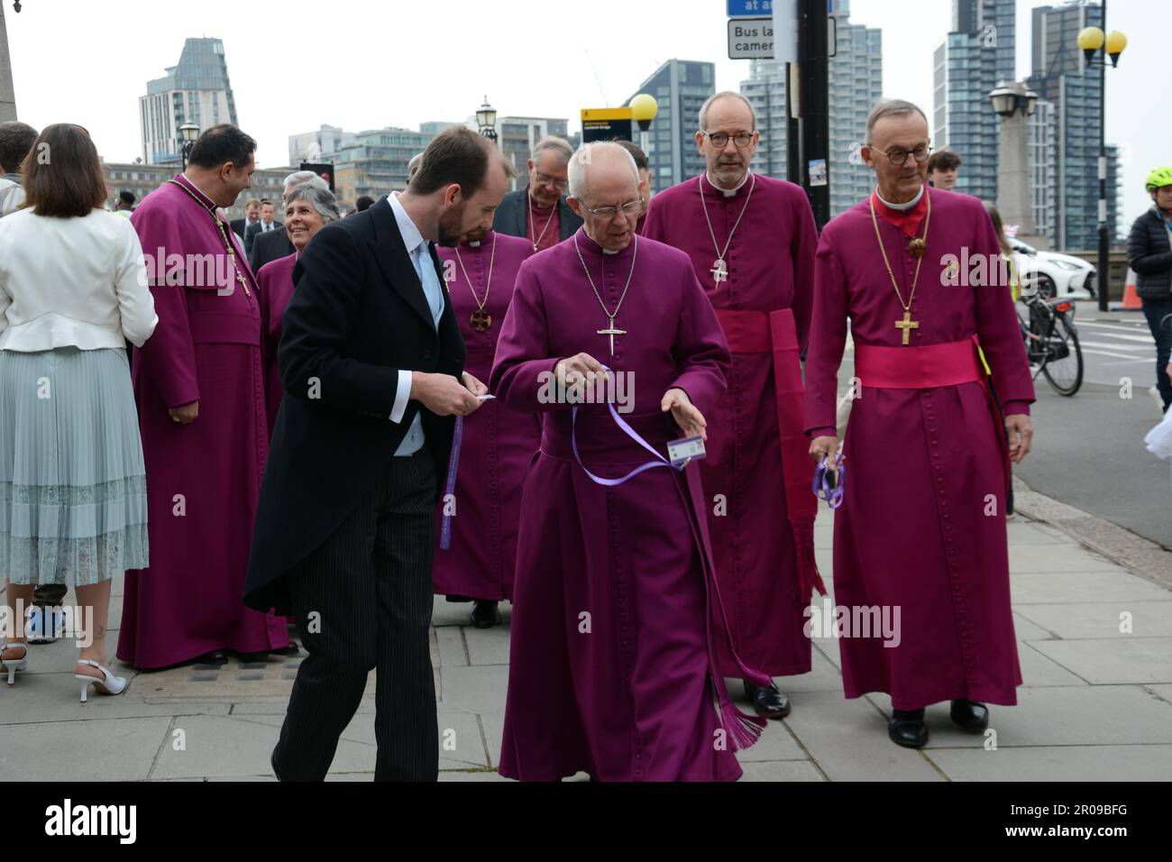 Un Justin Welby décontracté traverse le pont de Lambeth en route pour couronner le roi Charles III à l'abbaye de Westminster. Il a dû mettre son badge d'identification ! Banque D'Images