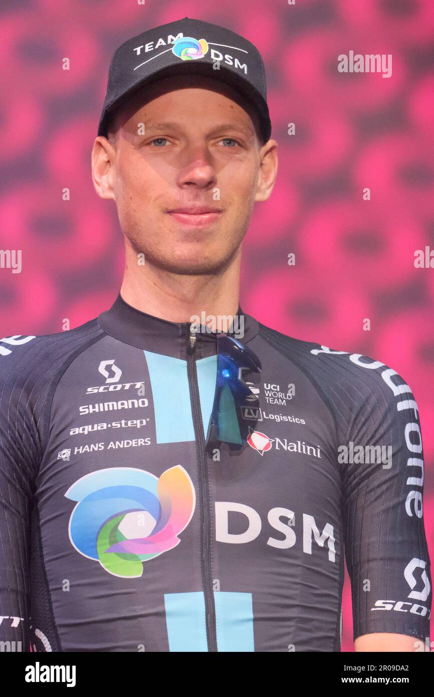 Harm Vanhoucke de Belgique - Team DSM vu pendant le Giro d'Italia 106th  2023. La cérémonie ouverte de la présentation de l'équipe pour 106th Giro  d'Italia 2023, à Pescara - Italie Photo