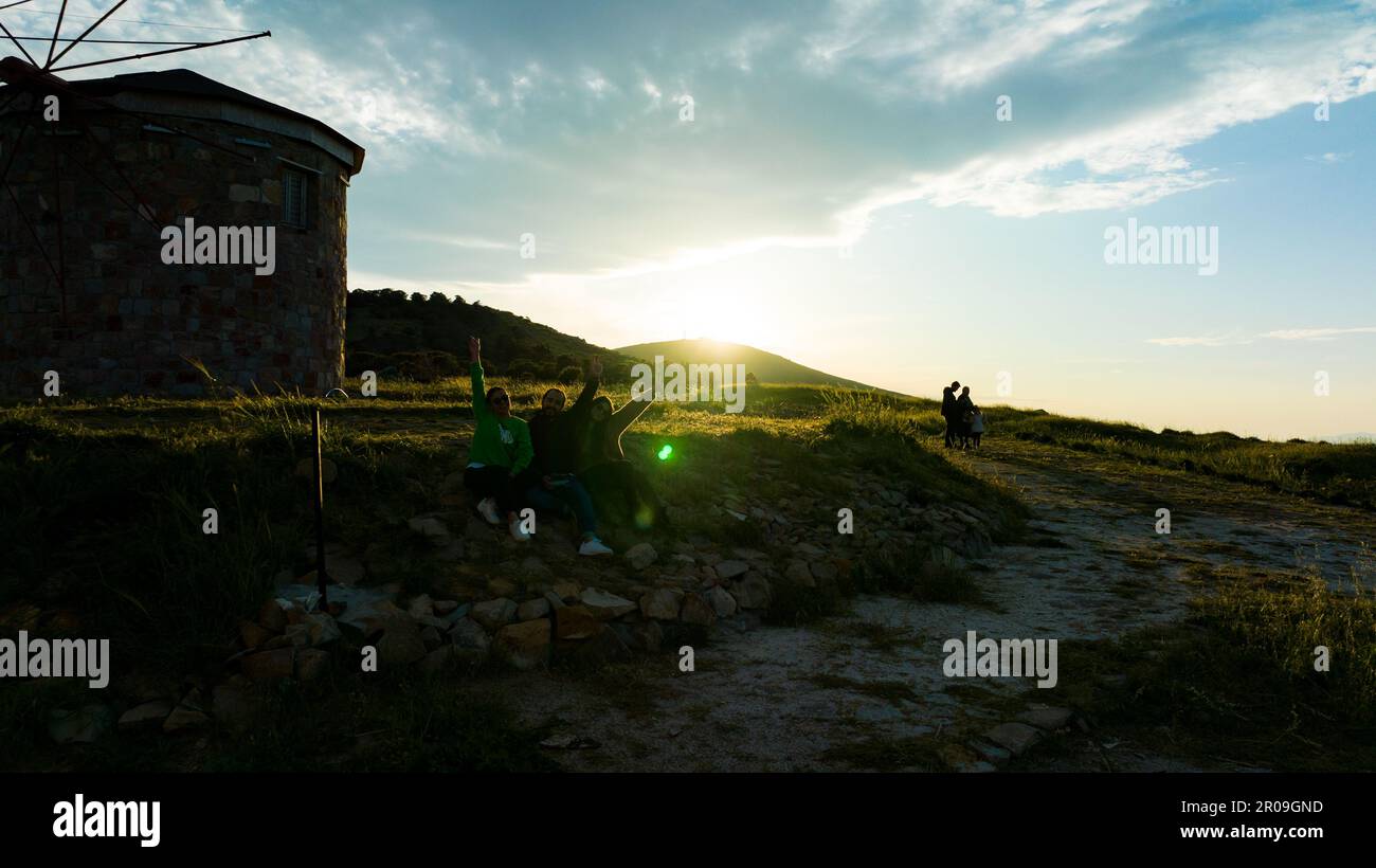 paysage de montagne et moulin à vent. Au bord de la mer, le sommet de la montagne et la vue magnifique au coucher du soleil. Banque D'Images