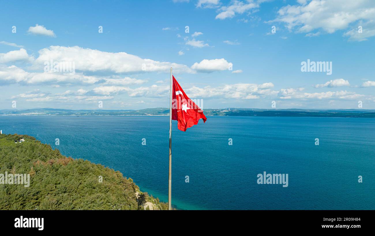 Drapeau turc. Drapeau turc rouge sur la mer. Banque D'Images