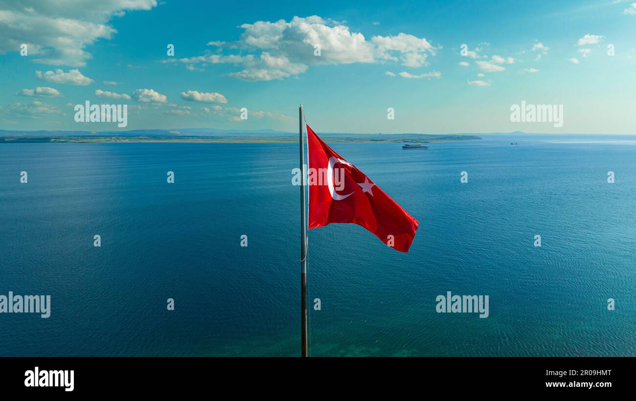 Drapeau turc. Drapeau turc rouge sur la mer. Banque D'Images