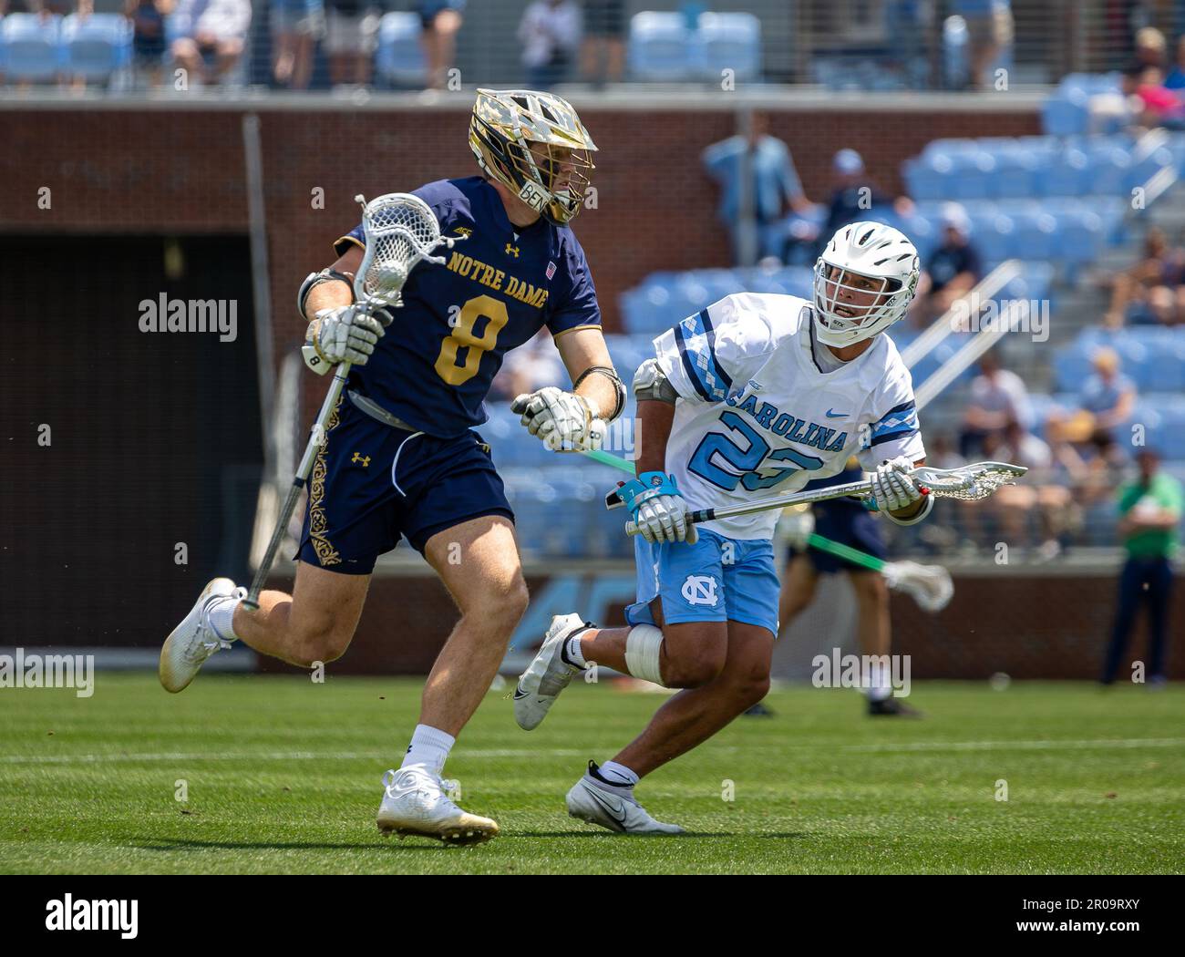 Cary, Caroline du Nord, États-Unis. 6th mai 2023. Milieu de notre Dame #8 ERIC DOBSON et milieu de défense de Chapel Hill TY ENGLISH., Chapel Hill (#14) vs notre Dame (#3), 5/6/23, Dorrance Field, Chapel Hill NC. (Credit image: © Paul Morea/ZUMA Press Wire) USAGE ÉDITORIAL SEULEMENT! Non destiné À un usage commercial ! Banque D'Images