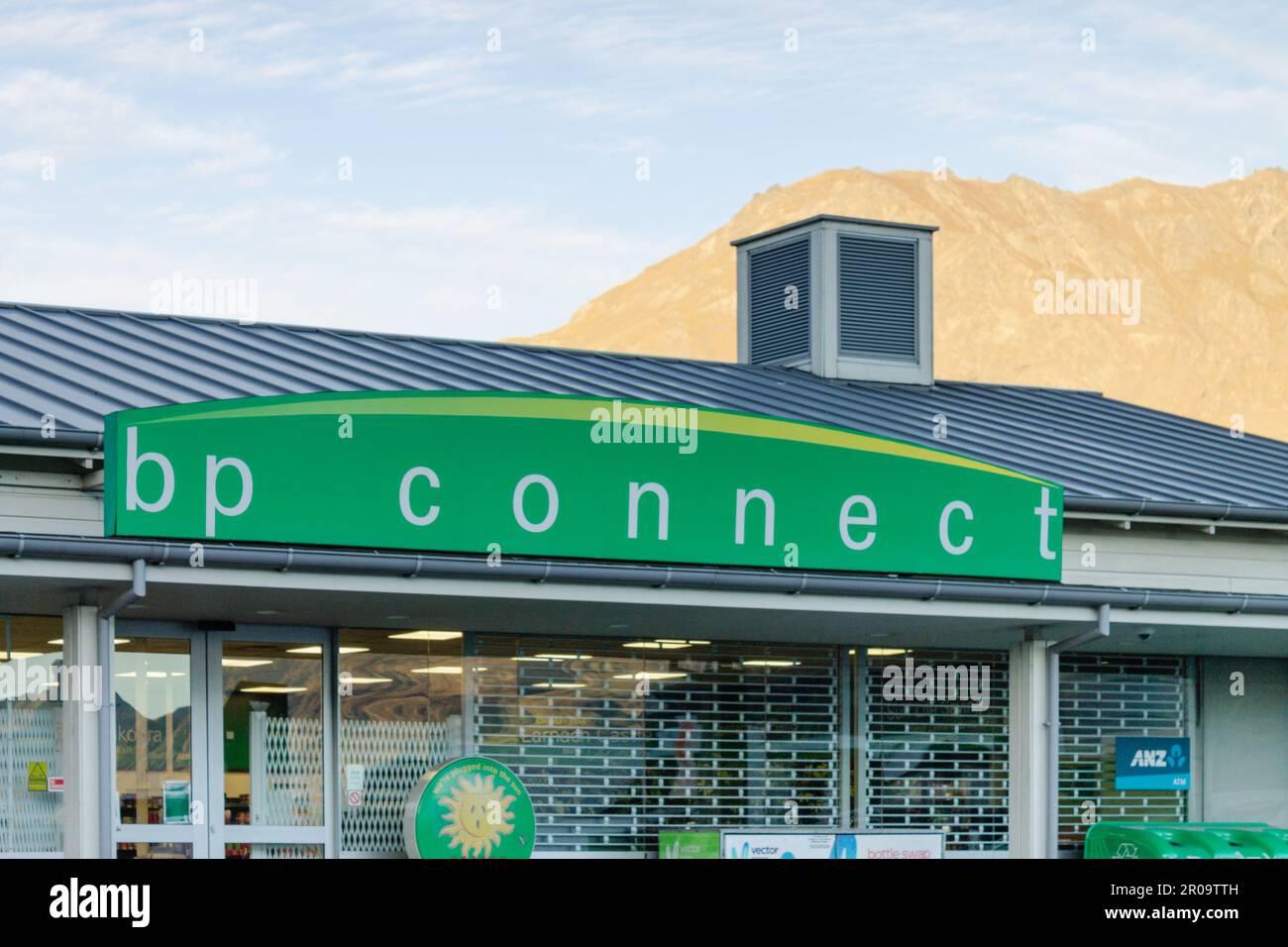 Queenstown, Nouvelle-Zélande - 20 avril 2023 : vue extérieure de l'entrée du magasin à BP Connect sur Frankton Road avec un aperçu du moun des Remarkables Banque D'Images