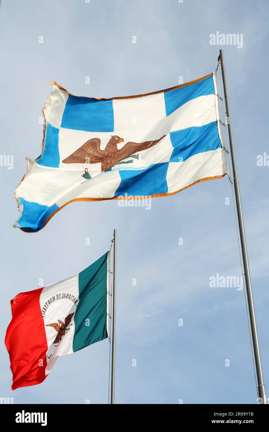 Les drapeaux du Mexique flottent contre le ciel bleu le jour ensoleillé, vue à angle bas Banque D'Images
