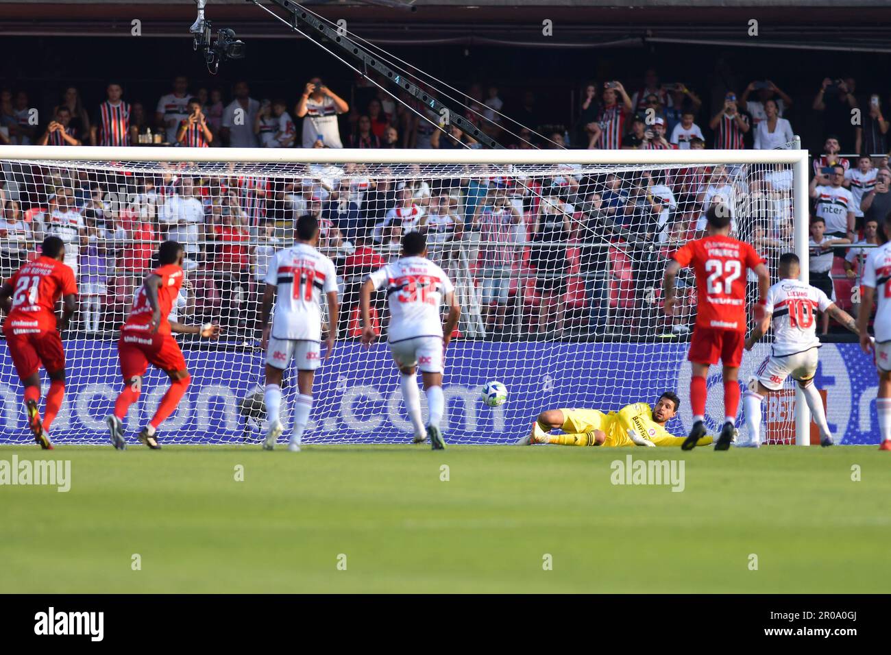 SAO PAULO, BRÉSIL - MAI 7: Keiller of Internacional sauve le ballon pendant un match entre São Paulo FC et Internacional dans le cadre de la Ligue brésilienne série A au stade Morumbi sur 7 mai 2023 à São Paulo, Brésil. (Photo de Leandro Bernardes/PxImages) Banque D'Images