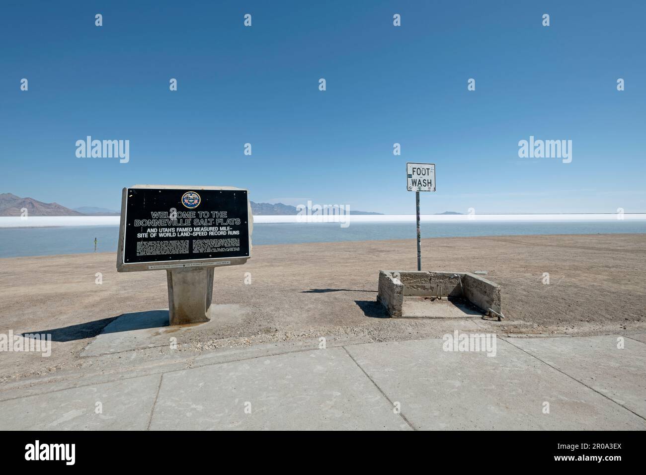 États-Unis, Utah. Affiche et repose-pieds à Bonneville Salt Flats. Banque D'Images