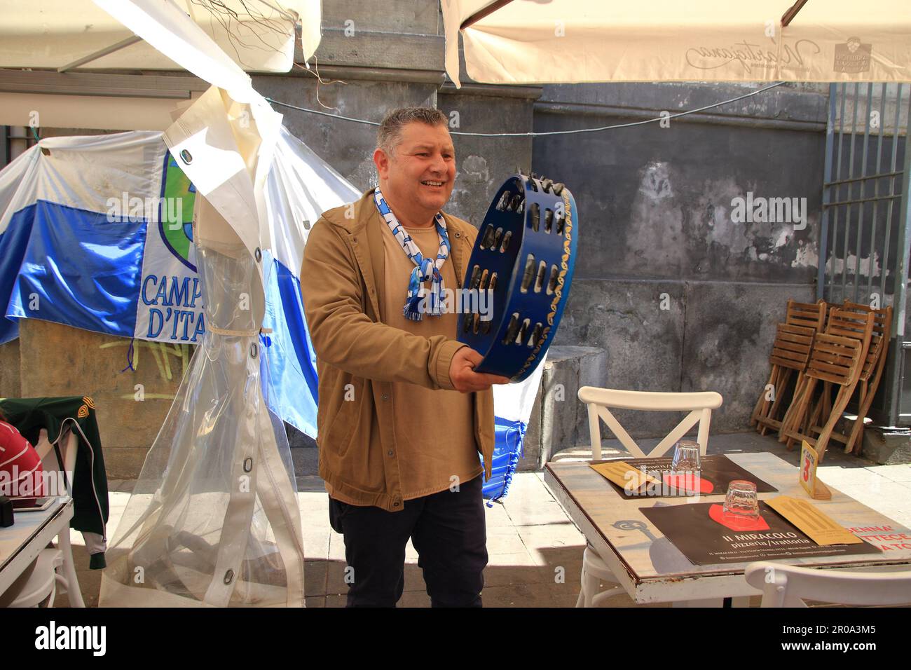 Une visite dans le centre historique de Naples dans les quartiers de Forcella et les quartiers espagnols quelques jours après la conquête mathématique de Naples de sa troisième Serie A Scudetto trente-trois ans après la dernière de l'ère de Diego Armando Maradona. Rues pleines de bannières avec des hymnes pour l'équipe et de nombreux magasins vendant des t-shirts et de nombreux autres gadgets à se rappeler de ce traquardo historique de l'équipe de Naples dans le championnat italien de football de Serie A. Une foule de fans et de touristes remplit les rues de la ville pour visiter l'historique Lieux de typhus napolitain. (Photo de Pasquale Senatore / Banque D'Images