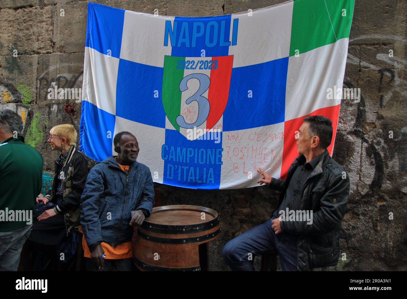 Une visite dans le centre historique de Naples dans les quartiers de Forcella et les quartiers espagnols quelques jours après la conquête mathématique de Naples de sa troisième Serie A Scudetto trente-trois ans après la dernière de l'ère de Diego Armando Maradona. Rues pleines de bannières avec des hymnes pour l'équipe et de nombreux magasins vendant des t-shirts et de nombreux autres gadgets à se rappeler de ce traquardo historique de l'équipe de Naples dans le championnat italien de football de Serie A. Une foule de fans et de touristes remplit les rues de la ville pour visiter l'historique Lieux de typhus napolitain. (Photo de Pasquale Senatore / Banque D'Images