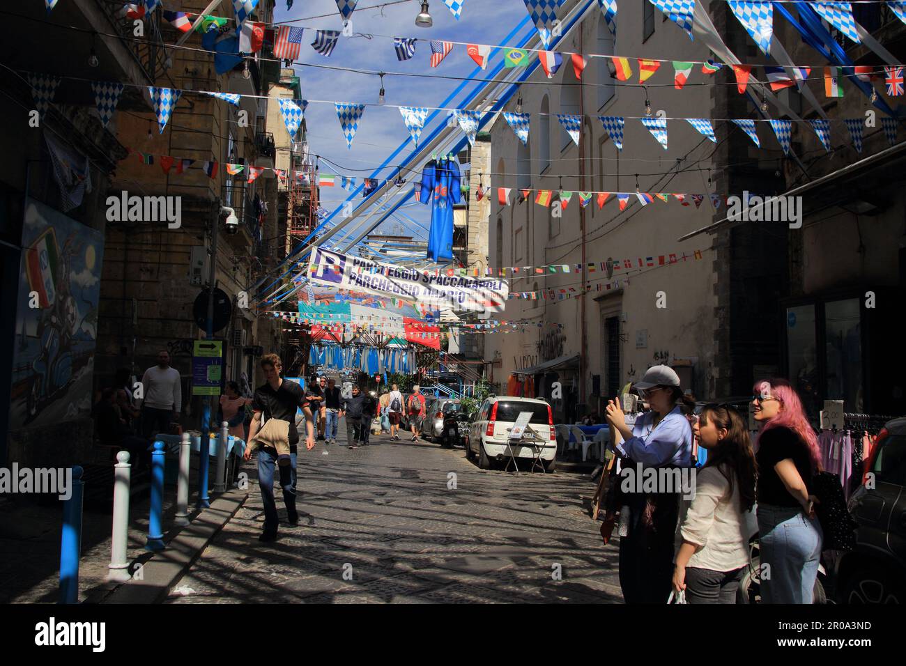 Une visite dans le centre historique de Naples dans les quartiers de Forcella et les quartiers espagnols quelques jours après la conquête mathématique de Naples de sa troisième Serie A Scudetto trente-trois ans après la dernière de l'ère de Diego Armando Maradona. Rues pleines de bannières avec des hymnes pour l'équipe et de nombreux magasins vendant des t-shirts et de nombreux autres gadgets à se rappeler de ce traquardo historique de l'équipe de Naples dans le championnat italien de football de Serie A. Une foule de fans et de touristes remplit les rues de la ville pour visiter l'historique Lieux de typhus napolitain. (Photo de Pasquale Senatore / Banque D'Images