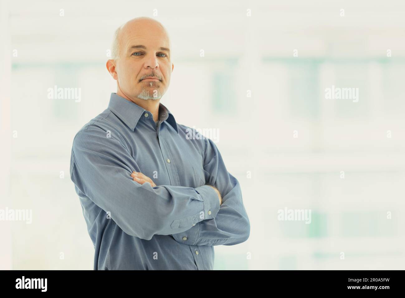 l'homme aux cheveux gris et aux sourcils foncés a des yeux si bleus qu'il ressemble presque à un android. Avec l'art de génération IA, pouvons-nous en être sûr ? Banque D'Images