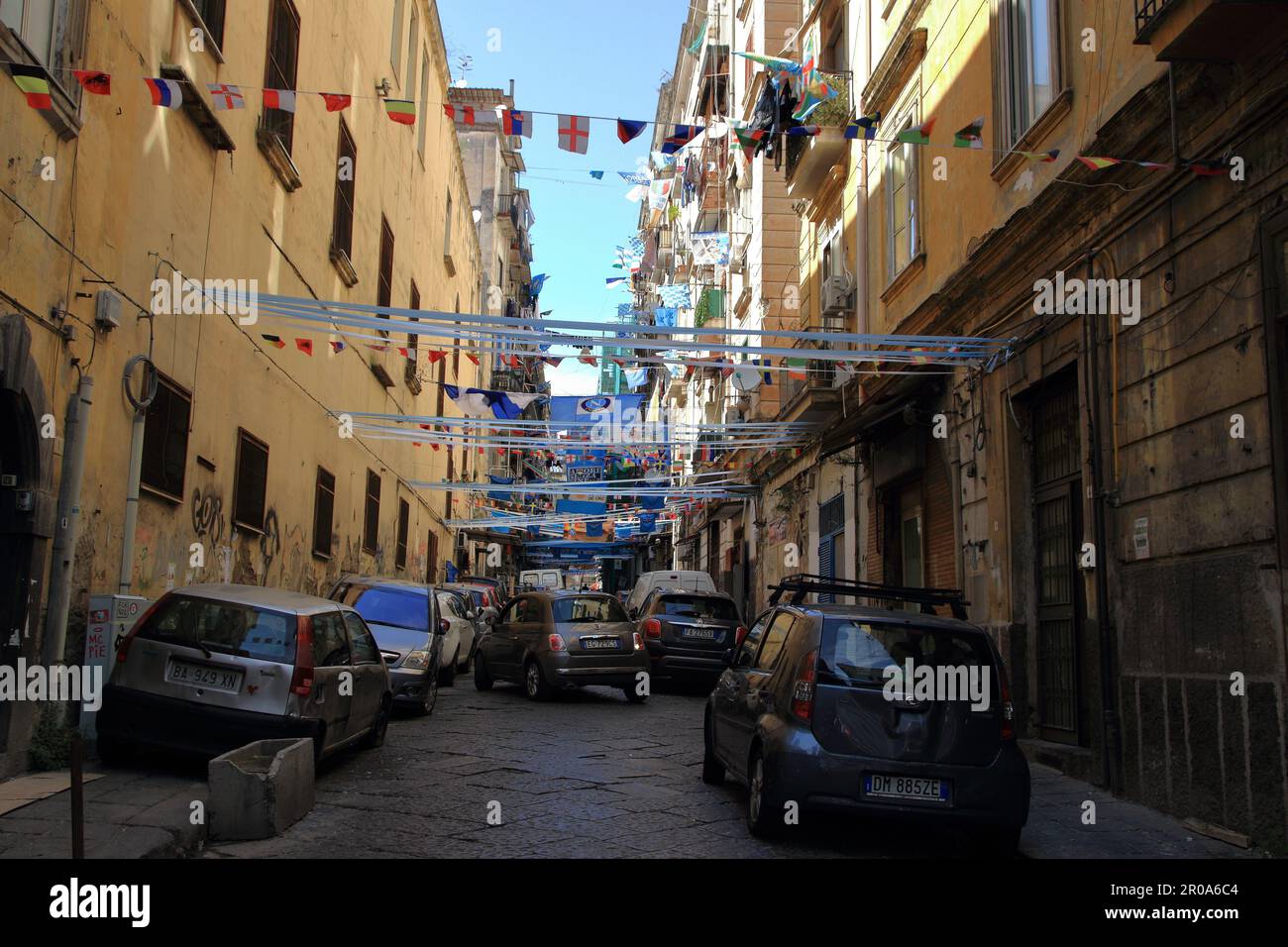 7 mai 2023, Naples, Campanie/Naples, Italie: Une visite dans le centre historique de Naples dans les quartiers de Forcella et les quartiers espagnols quelques jours après la conquête mathématique de Naples de sa troisième série A Scudetto trente-trois ans après la dernière de l'ère de Diego Armando Maradona. Rues pleines de bannières avec des hymnes pour l'équipe et de nombreux magasins vendant des t-shirts et de nombreux autres gadgets à se rappeler de ce traquardo historique de l'équipe de Naples dans le championnat italien de football de Serie A. Une foule de fans et de touristes remplit les rues de la ville pour visiter l'historique Lieux de ne Banque D'Images