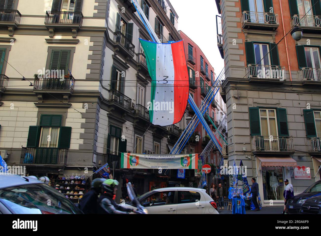 7 mai 2023, Naples, Campanie/Naples, Italie: Une visite dans le centre historique de Naples dans les quartiers de Forcella et les quartiers espagnols quelques jours après la conquête mathématique de Naples de sa troisième série A Scudetto trente-trois ans après la dernière de l'ère de Diego Armando Maradona. Rues pleines de bannières avec des hymnes pour l'équipe et de nombreux magasins vendant des t-shirts et de nombreux autres gadgets à se rappeler de ce traquardo historique de l'équipe de Naples dans le championnat italien de football de Serie A. Une foule de fans et de touristes remplit les rues de la ville pour visiter l'historique Lieux de ne Banque D'Images