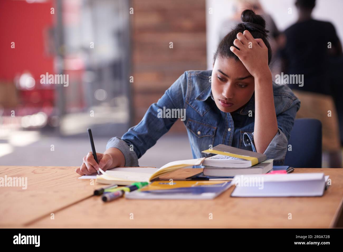 Je ne peux pas cerveau aujourd'hui. Un jeune professionnel de la création qui se lasse de son bureau. Banque D'Images