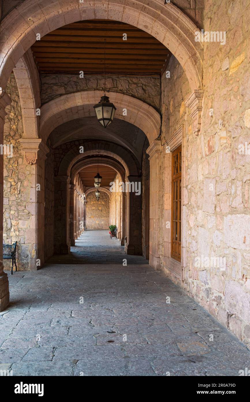 passerelle voûtée au large de la cour du palais du gouvernement de l'état du michoacan morelia mexico Banque D'Images