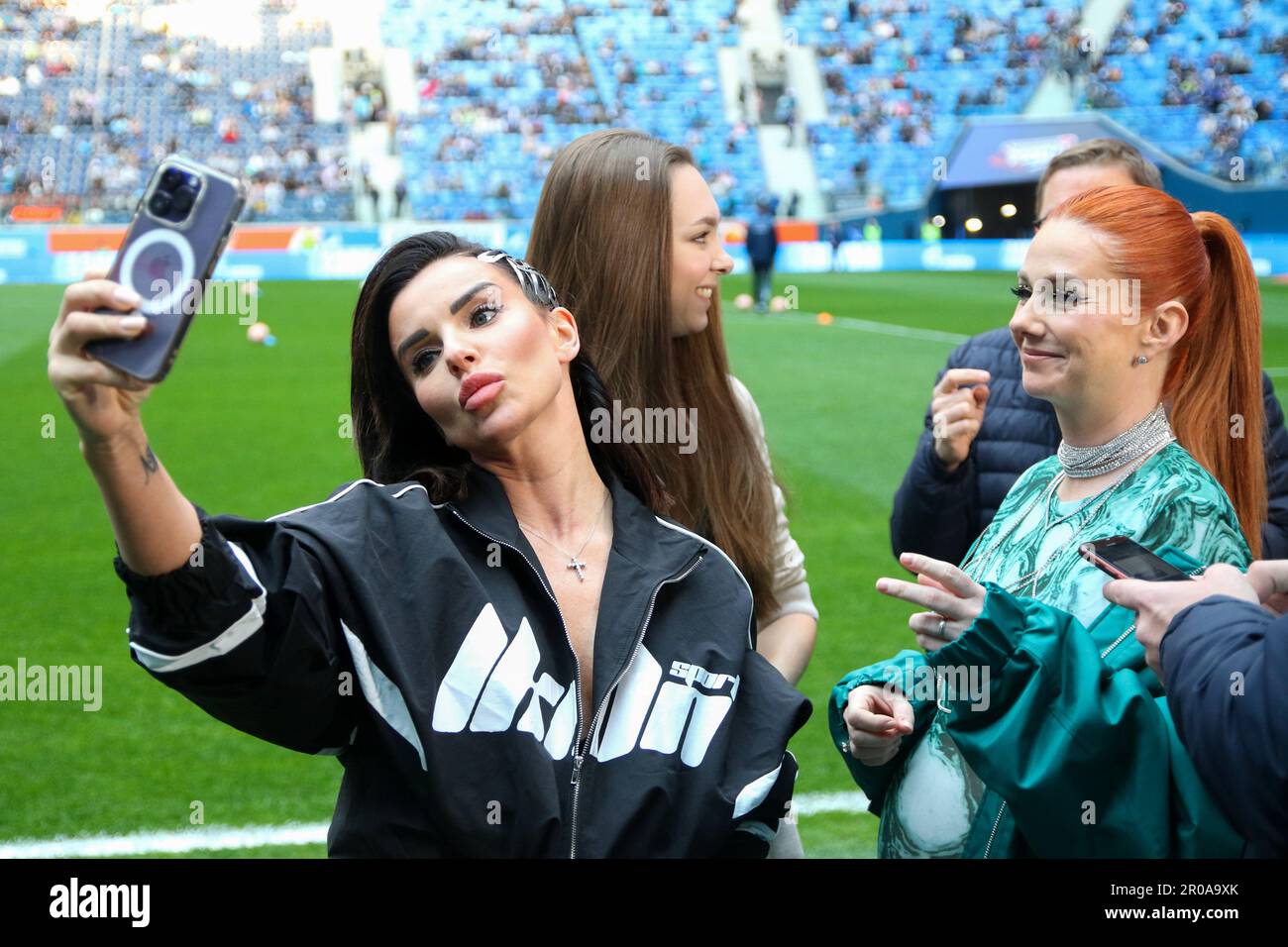 Saint-Pétersbourg, Russie. 07th mai 2023. Groupe musical russe T.A.T.U. vu sur le terrain lors du match de football de la première Ligue russe entre Zenit Saint-Pétersbourg et Spartak Moscou à l'arène Gazprom. Zenit 3:2 Spartak. Crédit : SOPA Images Limited/Alamy Live News Banque D'Images