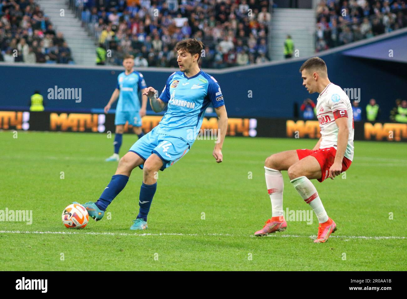 Saint-Pétersbourg, Russie. 07th mai 2023. Roman Zobnin (47) de Spartak et Daler Kuzyaev (No.14) de Zenit en action pendant le match de football russe de la première Ligue entre Zenit Saint-Pétersbourg et Spartak Moscou à Gazprom Arena. Zenit 3:2 Spartak. Crédit : SOPA Images Limited/Alamy Live News Banque D'Images