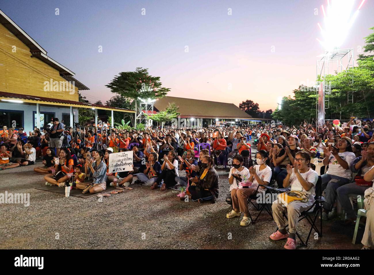 Chanthaburi, Thaïlande. 6th mai 2023. Le parti Move Forward organise la Caravane Move Forward, toutes les routes mènent à la Maison du gouvernement : La ligne de la région de l'est, faisant campagne sur le dernier tronçon avant le jour de l'élection générale, dimanche, 14 mai, dans la soirée au district de pong Nam Ron, province de Chanthaburi, avec Pita Limjaroenrat, un candidat pour le Premier ministre, a participé à la campagne. (Credit image: © Edirach Toumlamoon/Pacific Press via ZUMA Press Wire) USAGE ÉDITORIAL SEULEMENT! Non destiné À un usage commercial ! Banque D'Images