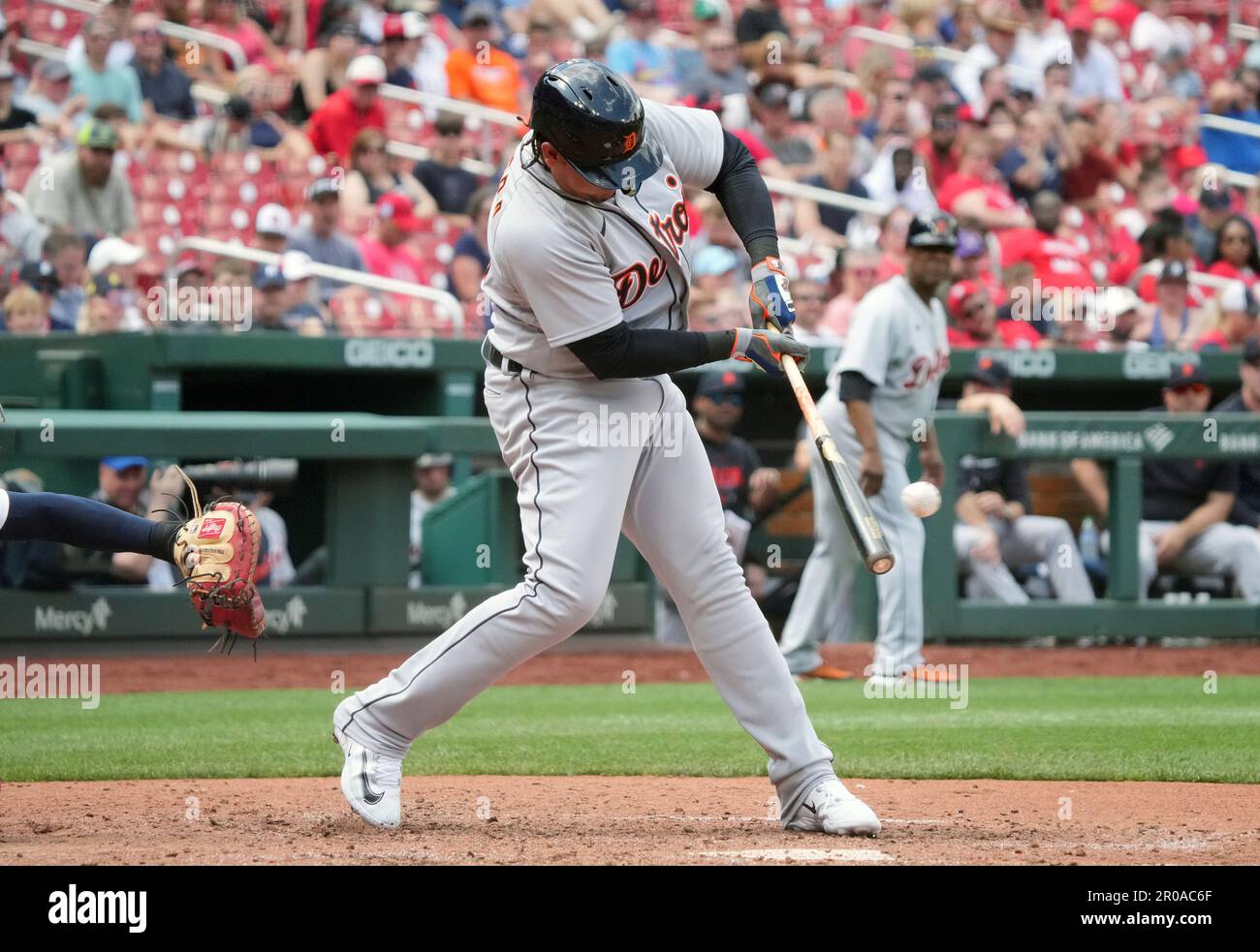 St. Louis, États-Unis. 07th mai 2023. Les Tigres de Détroit Miguel Cabrera balance en frappant un single RBI dans le sixième repas contre la rue Louis Cardinals au stade Busch à St. Louis le dimanche, 7 mai 2023. Photo par Bill Greenblatt/UPI crédit: UPI/Alay Live News Banque D'Images