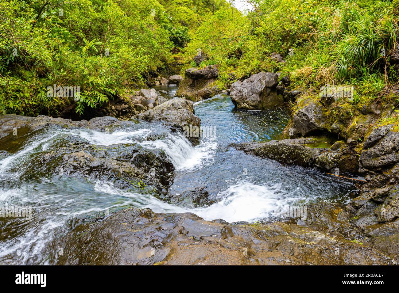 Cascades sur Hanakapiai Stream au fond de Hanakapiai Valley, Kauai, Hawaii, Etats-Unis Banque D'Images