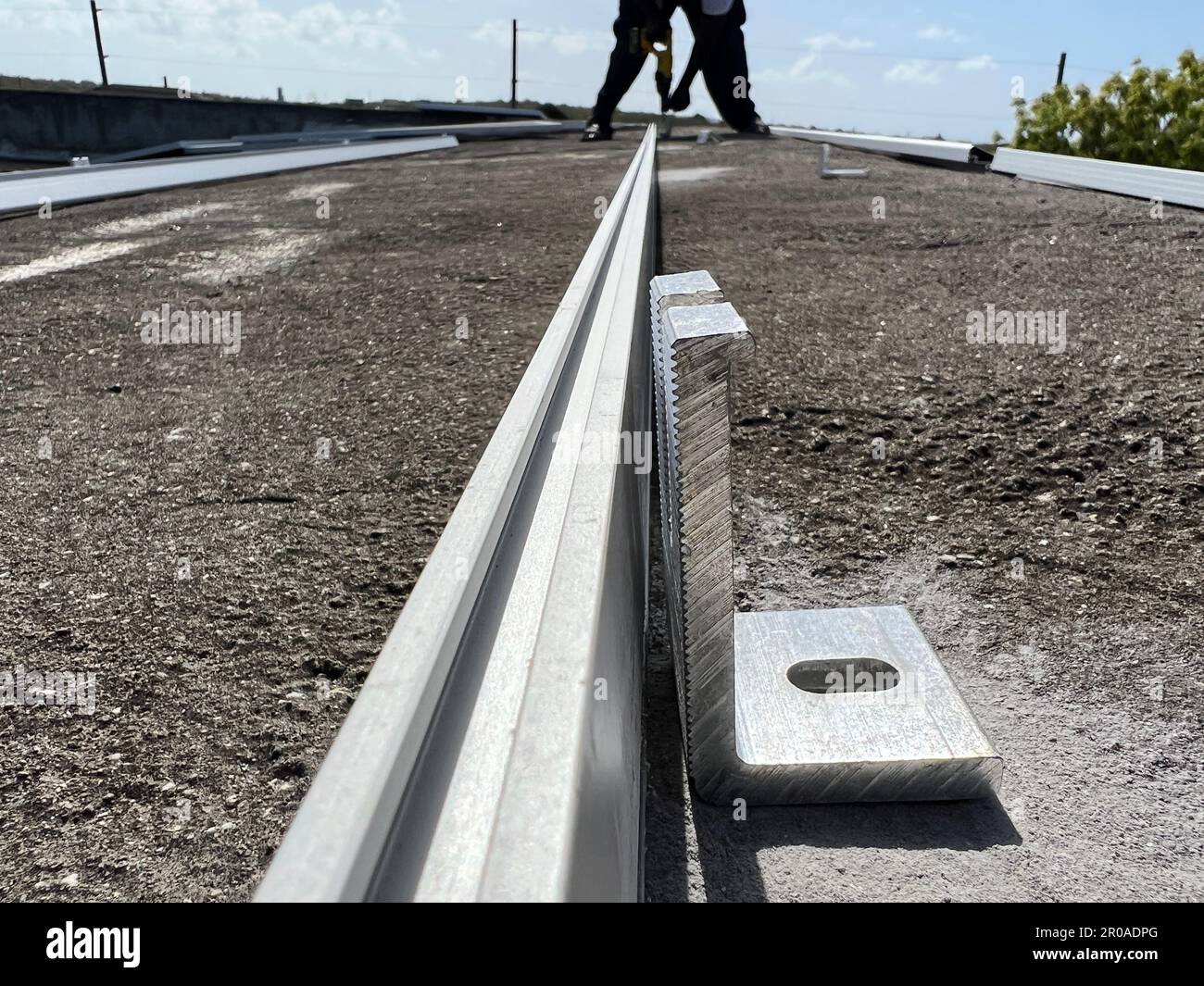 Installation des rails du panneau solaire sur un toit Banque D'Images