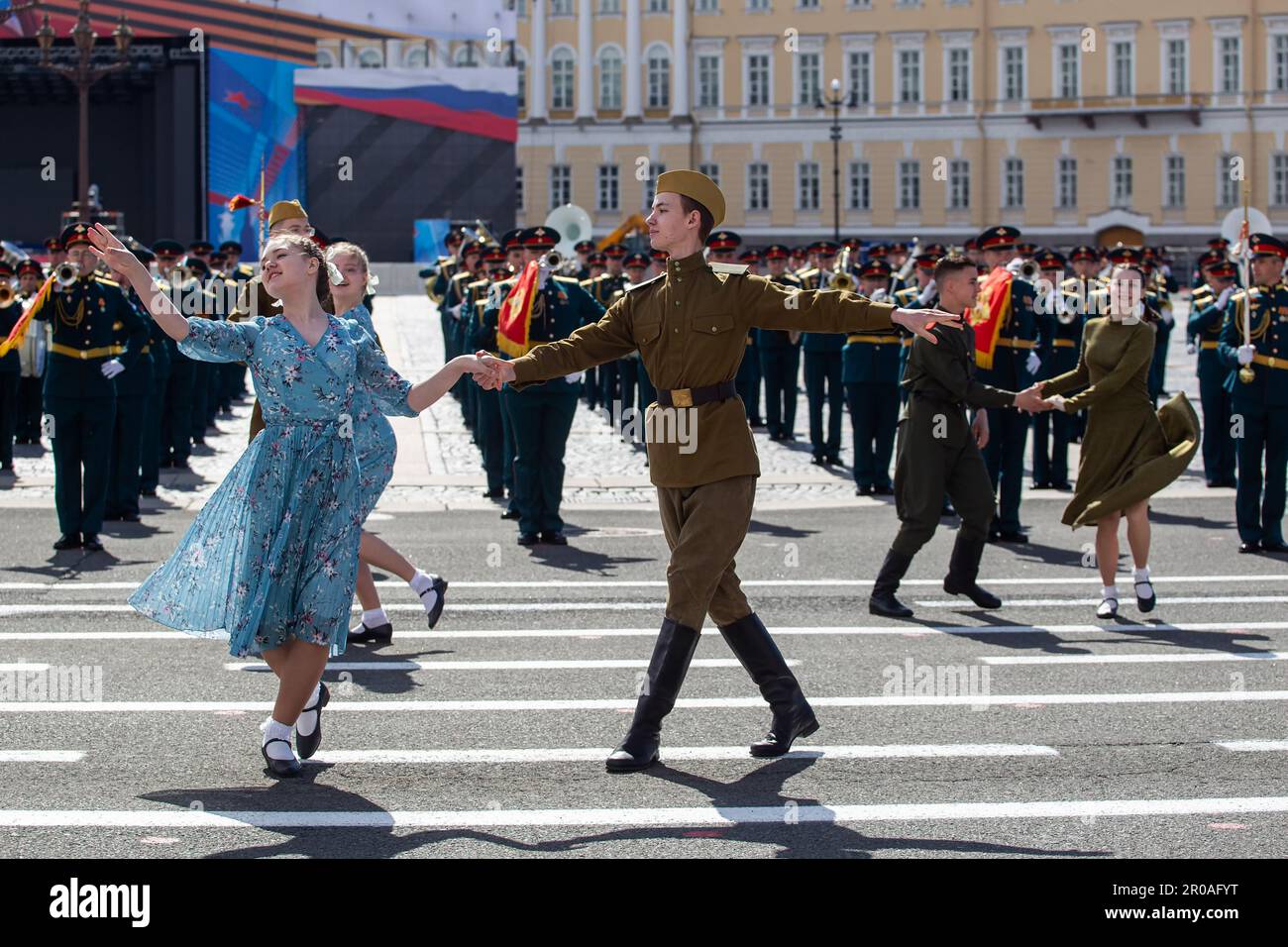 St. Petersbourg, Russie. 07th mai 2023. Les danseurs se produisent pendant la répétition de la parade du jour de la victoire sur la place du Palais. La Russie célébrera le 78th anniversaire de la victoire complète et finale de la Grande guerre patriotique contre l'Allemagne nazie. Le jour de la victoire sera célébré dans de nombreuses villes du pays sur 9 mai, les principales seront Saint Pétersbourg et Moscou. Crédit : SOPA Images Limited/Alamy Live News Banque D'Images