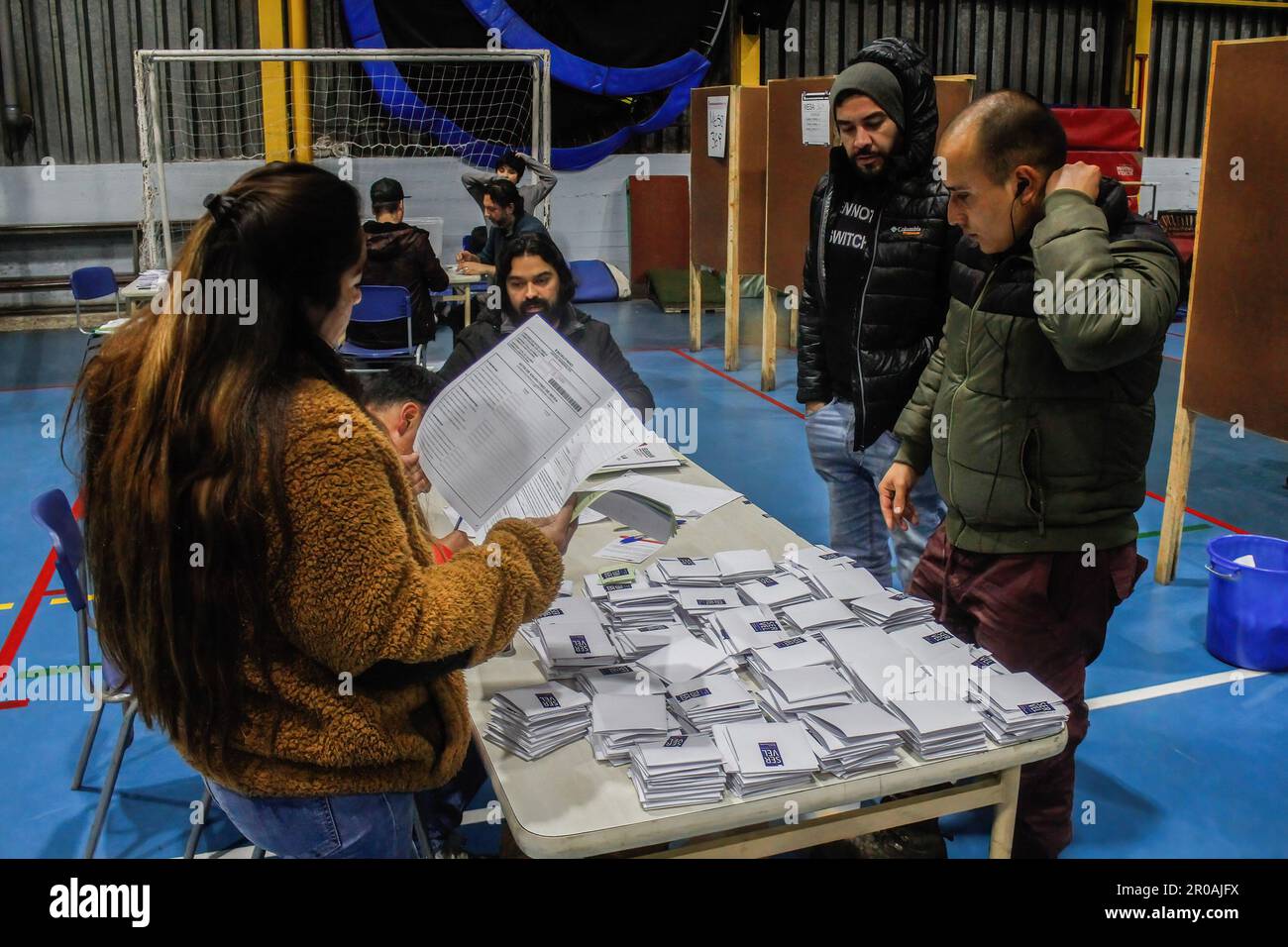 Valparaiso, Chili. 07th mai 2023. Les responsables des sondages ont vu le dépouillement des votes lors des élections du conseil constitutionnel de 2023. (Photo par Cristobal Basaure Araya/SOPA Images/Sipa USA) crédit: SIPA USA/Alay Live News Banque D'Images