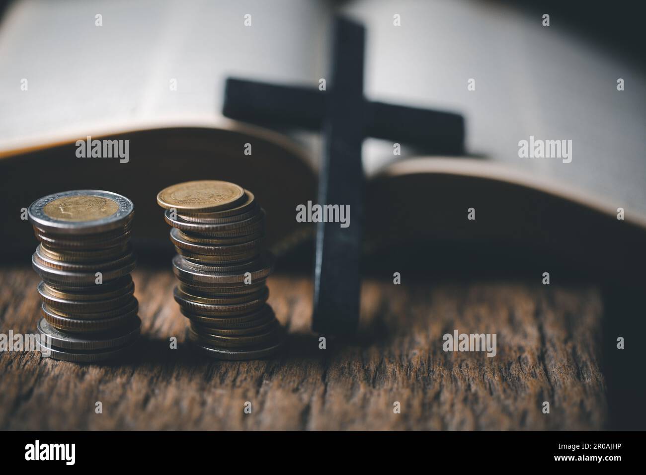 Un dixième ou dîme est la base sur laquelle la Bible nous enseigne à donner un dixième de premier fruit à Dieu. Pièces de monnaie avec la Sainte Bible. Concept biblique de Christian de Banque D'Images