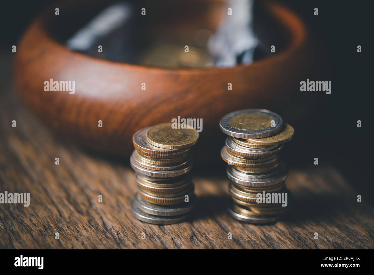 Un dixième ou dîme est la base sur laquelle la Bible nous enseigne à donner un dixième de premier fruit à Dieu. Pièces de monnaie avec la Sainte Bible. Concept biblique de Christian de Banque D'Images