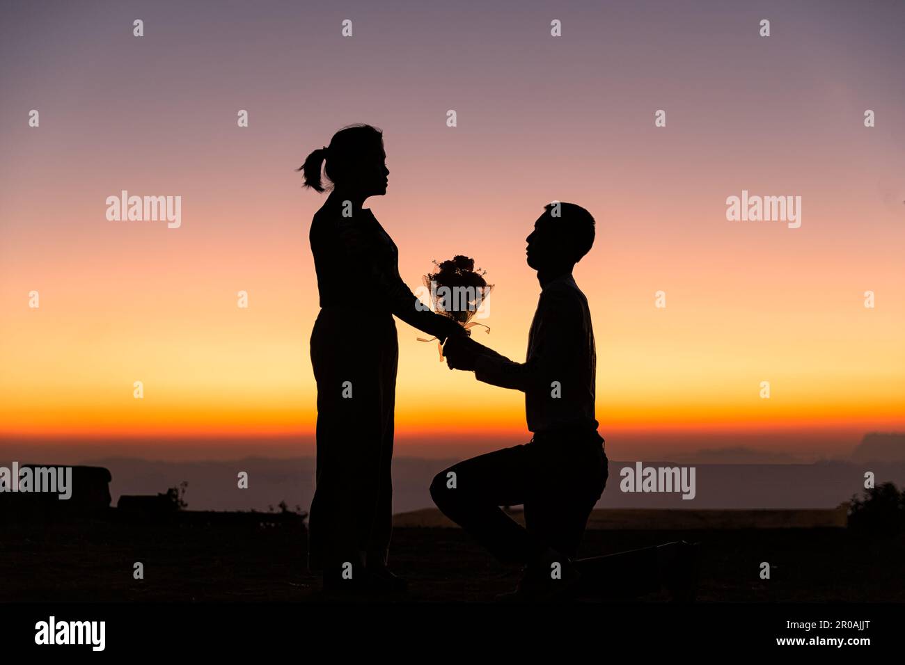 Silhouette de couple de mariage amoureux au lever du soleil avec fond ciel le matin. Portraits avant mariage couple heureux images homme et femme avec ciel natu Banque D'Images