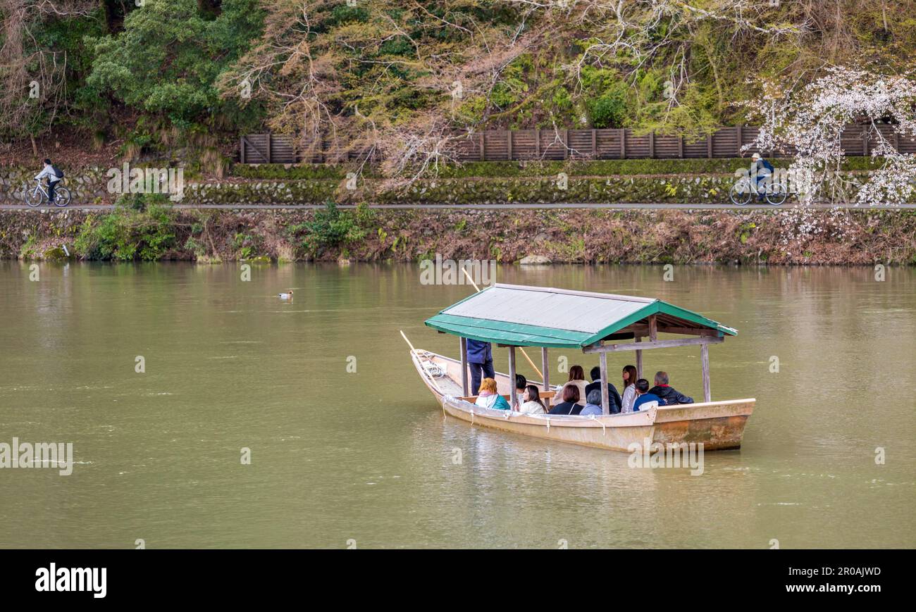 Kyoto, Japon - 27 mars 2023 : bateaux sur la rivière Katsura dans le magnifique parc de Kameyama à Arashiyama, Kyoto, Japon Banque D'Images
