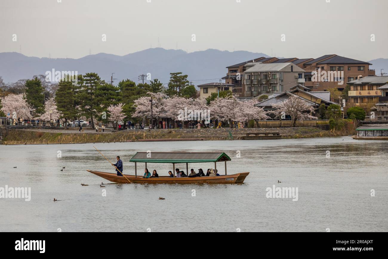 Kyoto, Japon - 27 mars 2023 : bateaux sur la rivière Katsura dans le magnifique parc de Kameyama à Arashiyama, Kyoto, Japon Banque D'Images