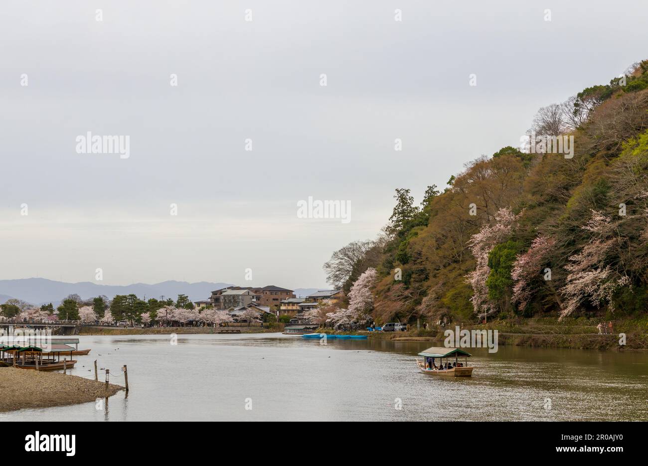 Bateaux sur la rivière Katsura dans le magnifique parc de Kameyama à Arashiyama, Kyoto, Japon Banque D'Images