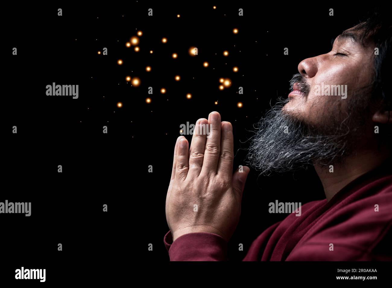 Les mains se sont repliées dans la prière dans le concept de foi, de spiritualité et de religion de l'église, l'homme priant le matin. main d'homme avec dieu de prière. Personne Christ Banque D'Images