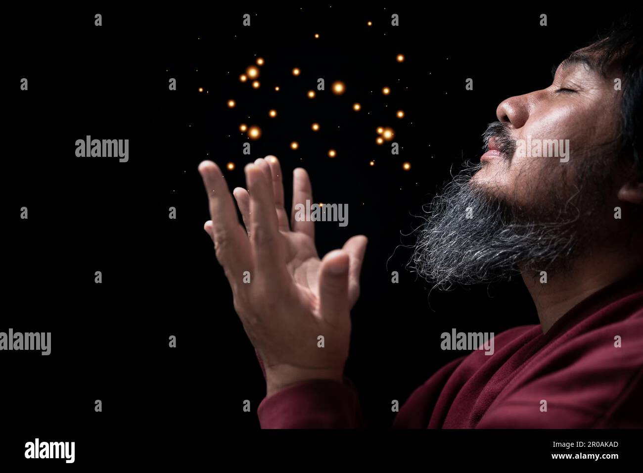 Les mains se sont repliées dans la prière dans le concept de foi, de spiritualité et de religion de l'église, l'homme priant le matin. main d'homme avec dieu de prière. Personne Christ Banque D'Images