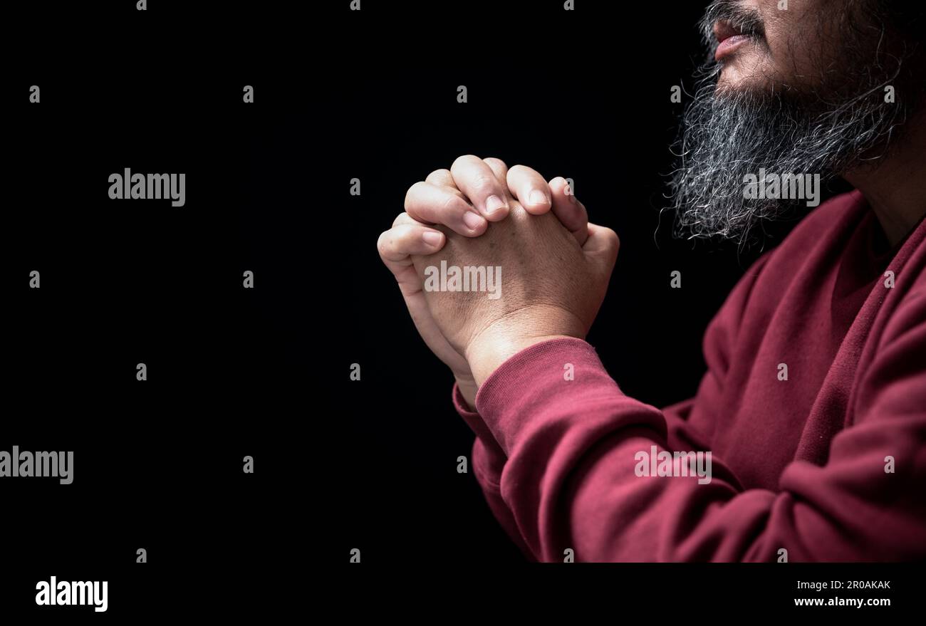Les mains se sont repliées dans la prière dans le concept de foi, de spiritualité et de religion de l'église, l'homme priant le matin. main d'homme avec dieu de prière. Personne Christ Banque D'Images